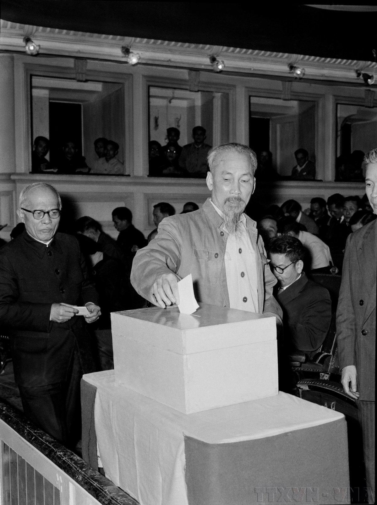 President Ho Chi Minh casts a ballot to elect the standing board of the first National Assembly. (Photo: VNA)