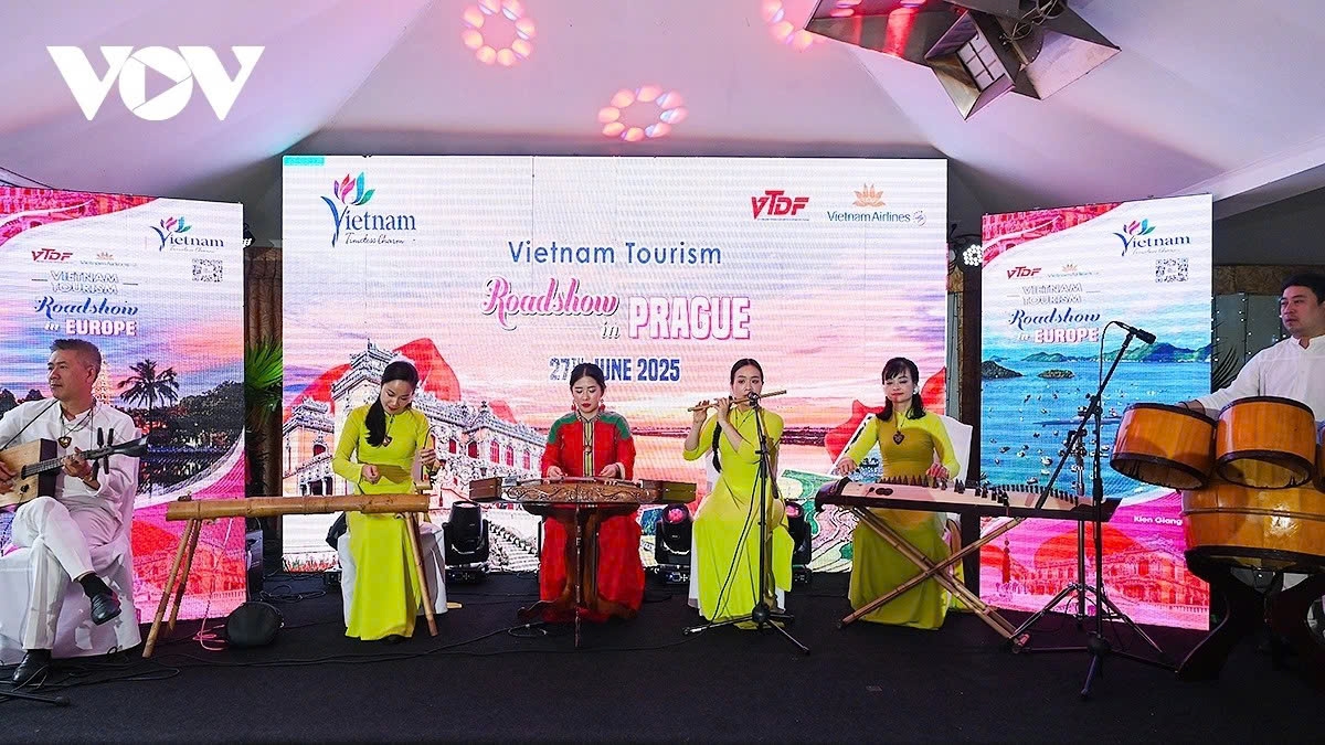 Promoting Vietnamese culture in the Czech Republic during the Roadshow in Prague 2025