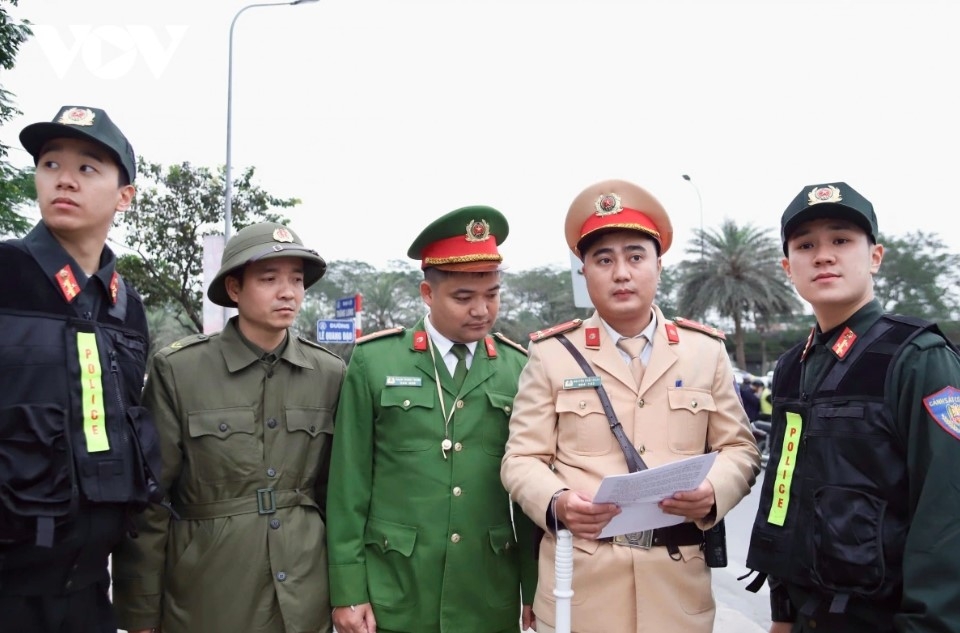 From 6 a.m., traffic checkpoints and diversion points are staffed by Hanoi Traffic Police and ward-level police, working in coordination with the Capital Command, to guide vehicles from a distance and prevent entry into restricted areas during the rehearsal.