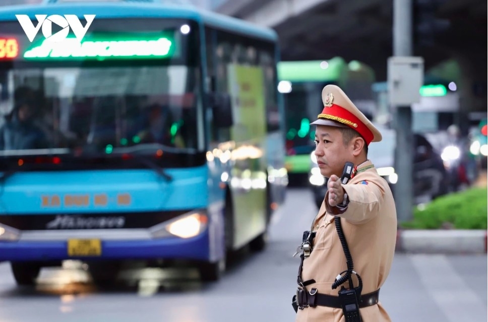 At ring roads and areas surrounding the drill venue, functional forces focus on directing vehicles in line with diversion plans previously announced by the Hanoi Police in a bid to ensure security, safety and smooth traffic flow.