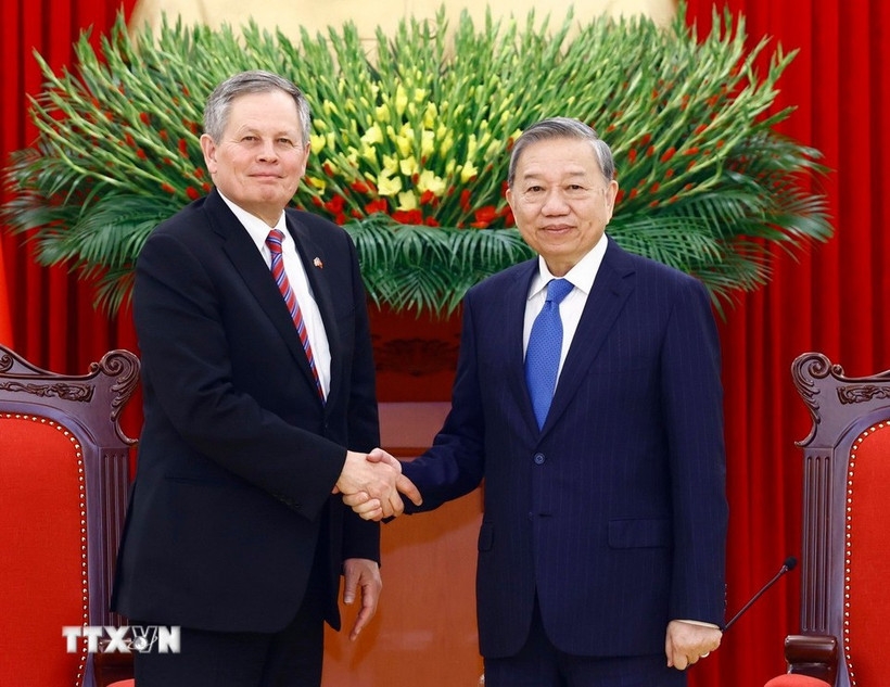 Party General Secretary To Lam (right) receives US Senator Steve Daines in Hanoi on March 20, 2025. (Photo: VNA)