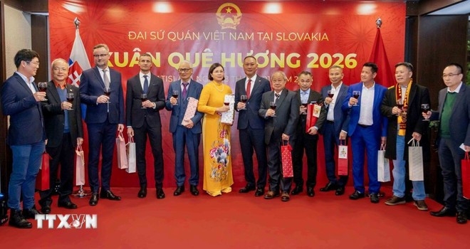The Embassy of Vietnam in Slovakia presents gifts to overseas Vietnamese at the event