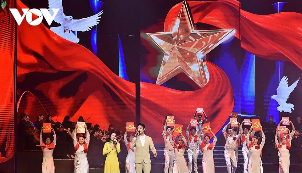 Chapter I – Eastern Sky: An opening epic symbolising the light of the Party illuminating the revolutionary path, awakening the people’s strength and the aspiration for independence and freedom.