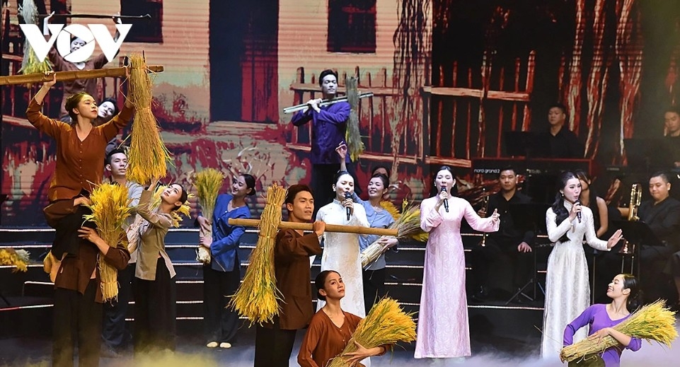 The programme is crafted as an artistic and political symphony, portraying the glorious journey of the Communist Party of Vietnam from the historic spring of 1930 to the country’s new era of development today.
