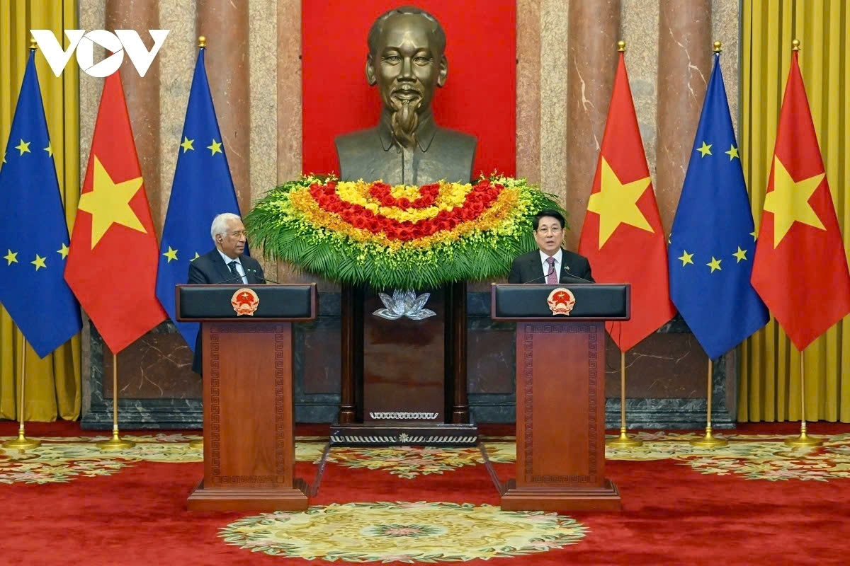 Vietnamese State President Luong Cuong (R) and European Council President António Costa at the press briefing following their talks in Hanoi on January 29