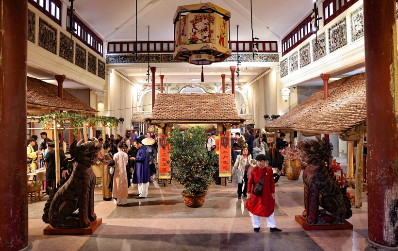 For the first time, the relic site at 22 Hang Buom street has been transformed into a living tableau of the Red River Delta’s authentic Tet atmosphere (Photo: VNA)