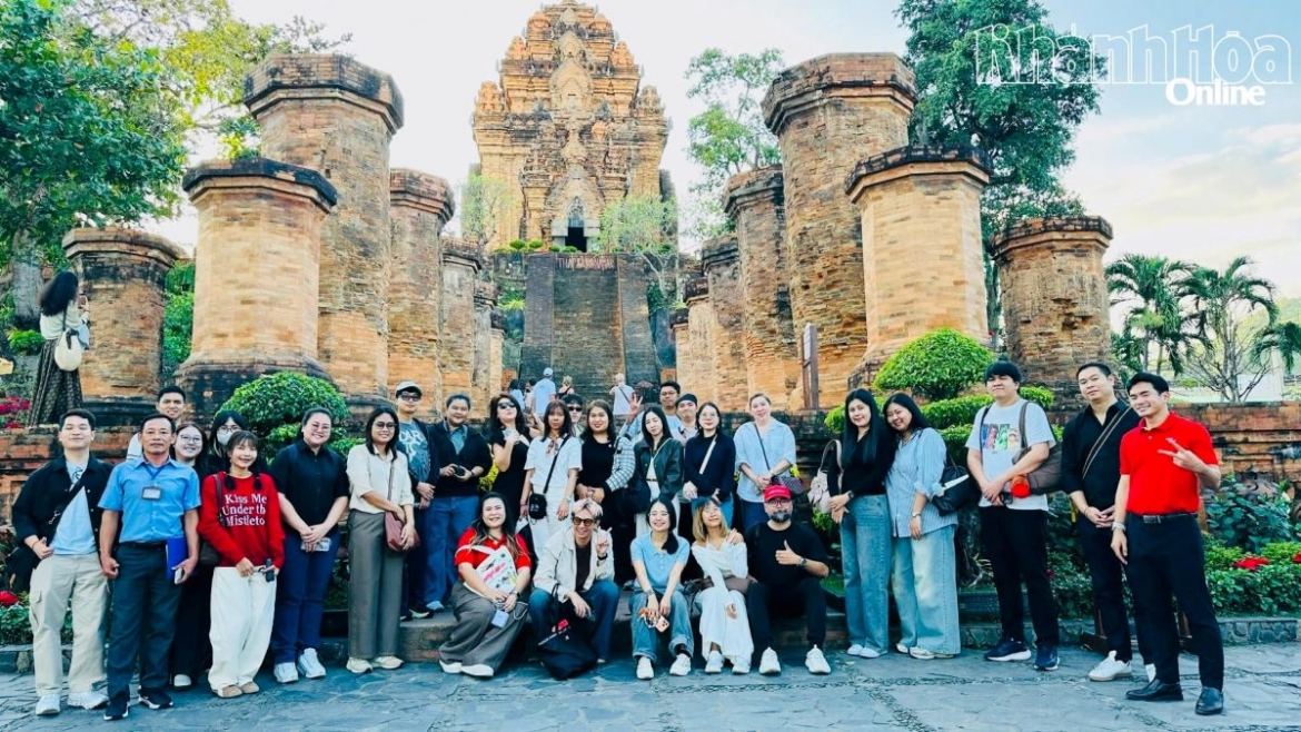 Thai famtrip group visits Ponagar Tower (Photo: baokhanhhoa.vn)