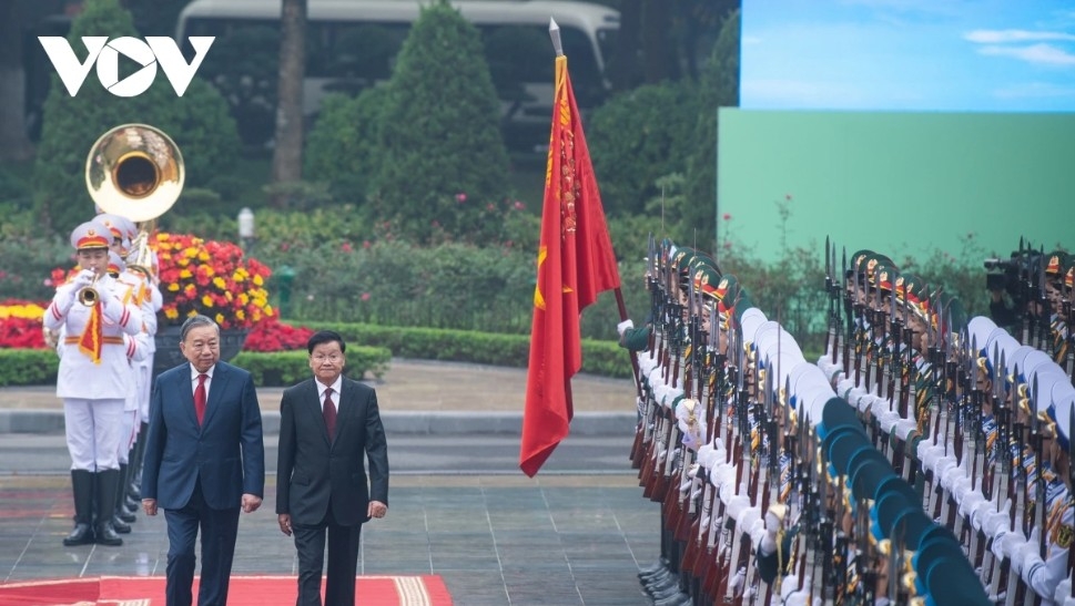 Party General Secretary To Lam alongside Party General Secretary and President of Laos Thongloun Sisoulith review the guard of honour.