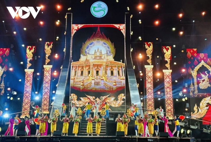 Can Tho  City's Department of Culture, Sports and Tourism co-organizes a New Year art program at Hau River Park.