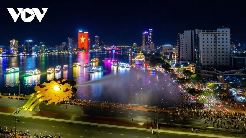 Da Nang’s Dragon Bridge at night