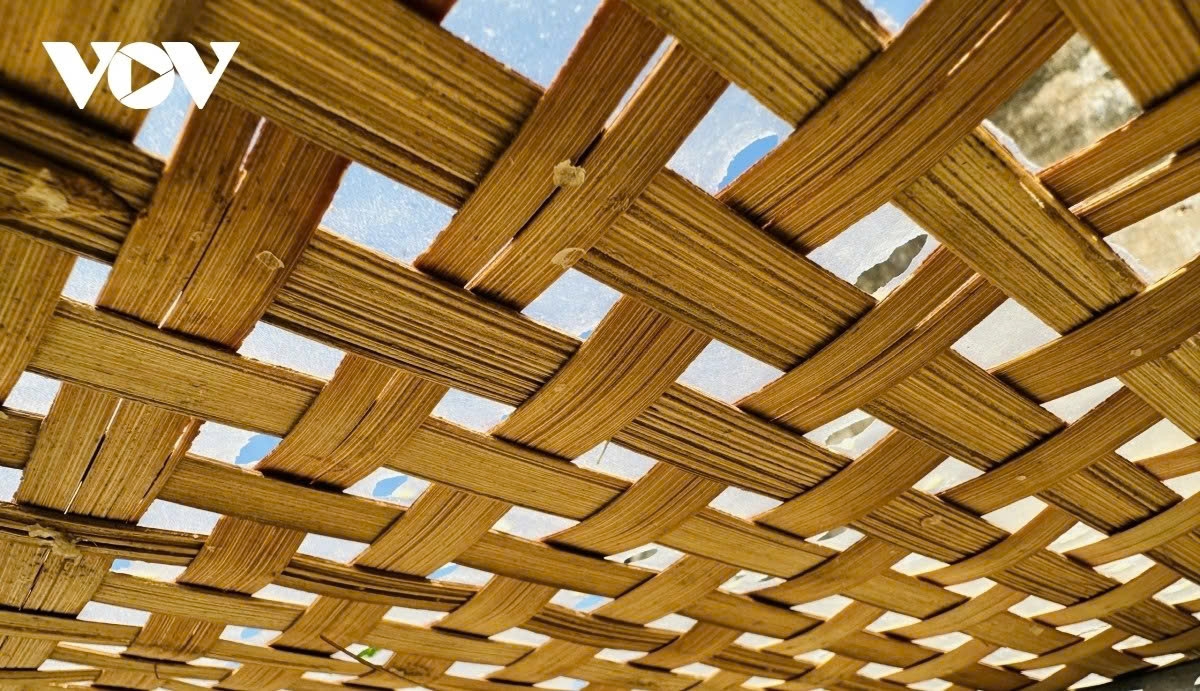 Quality rice paper is expected to be smooth and crispy, with a satisfying crunch when bitten, yet soft and chewy when dipped in water.