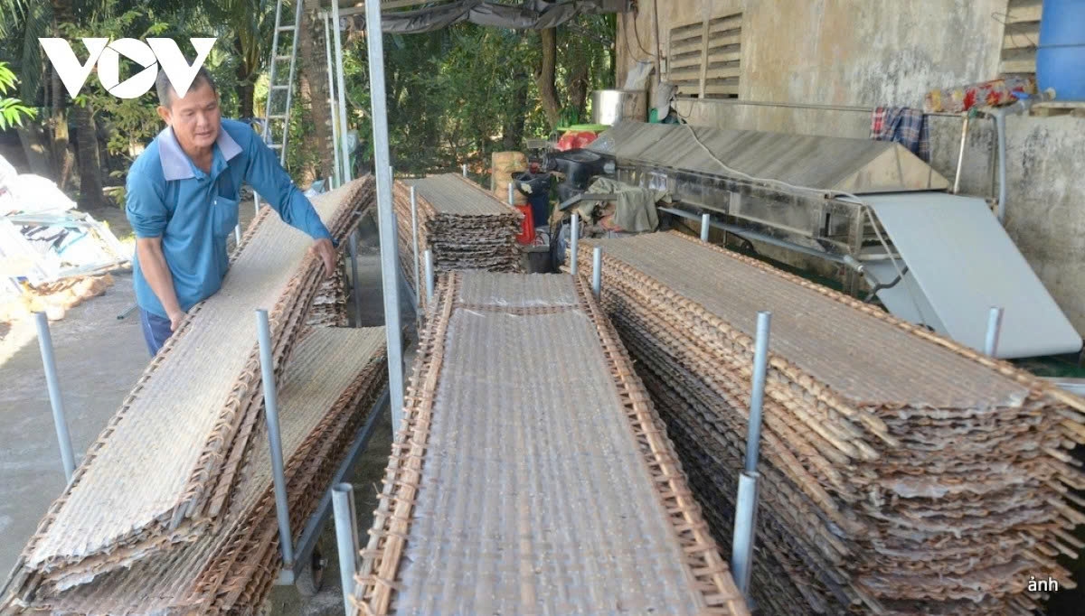 Upon arriving at the craft village, the aroma of rice flour and coconut rice paper fills the air throughout the village and its surroundings.