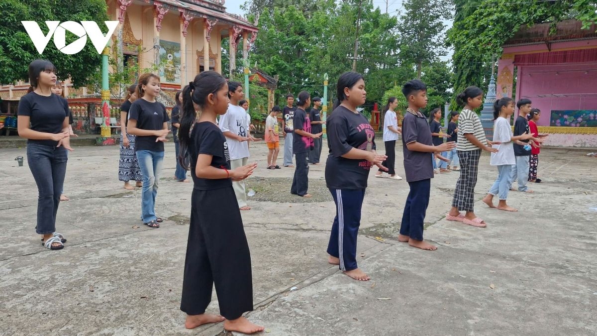 Traditional Khmer dance practice at Bang Cro Chap Thmay Pagoda in Tan Thanh commune, Can Tho city, southern Vietnam