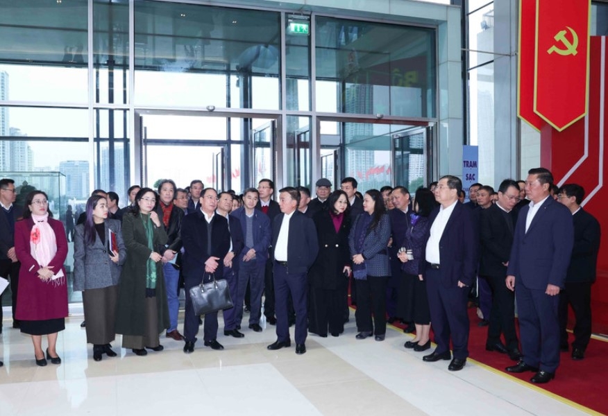 Politburo member and Standing member of the Party Central Committee’s Secretariat Tran Cam Tu (C) inspects preparations for the upcoming 14th National Party Congress at the National Convention Centre. (Photo: VNA)