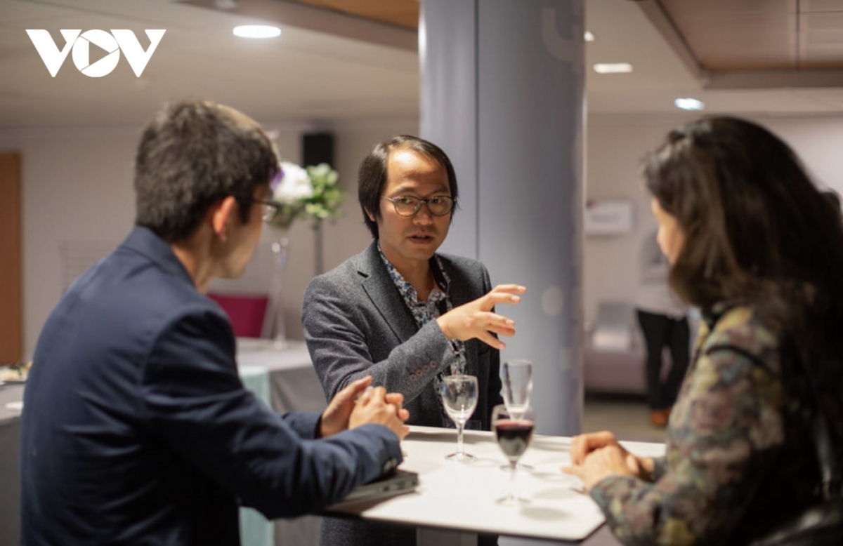 Tran Nhu Cuong, PhD (center), a senior expert at Electricite de France, says the goal of becoming a developed country by 2045 can only be achieved through a decisive transformation.