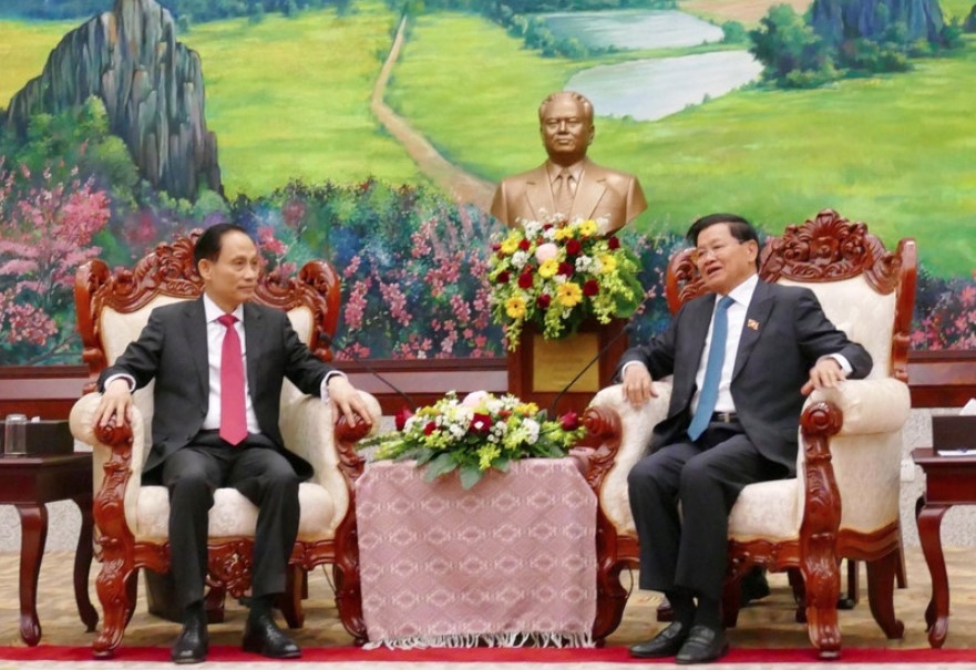 Minister of Foreign Affairs Le Hoai Trung (L), who is Special Envoy of General Secretary of the Communist Party of Vietnam (CPV) Central Committee To Lam, meets with General Secretary of the LPRP Central Committee and President of Laos Thongloun Sisoulith. (Photo: VNA)