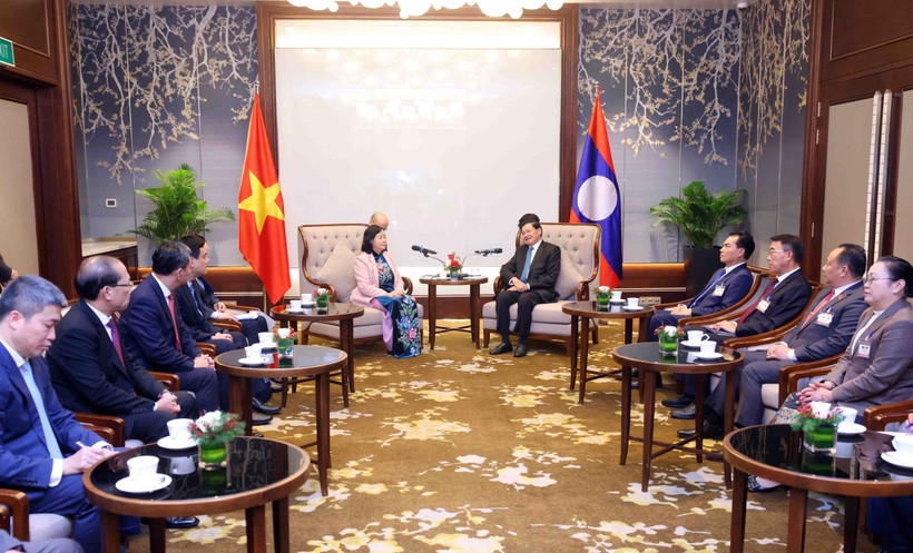 At the meeting between Politburo member and President of the Vietnam Fatherland Front (VFF) Central Committee Bui Thi Minh Hoai (L) and General Secretary of the Lao People’s Revolutionary Party (LPRP) Central Committee and President of Laos Thongloun Sisoulith (Photo: VNA)