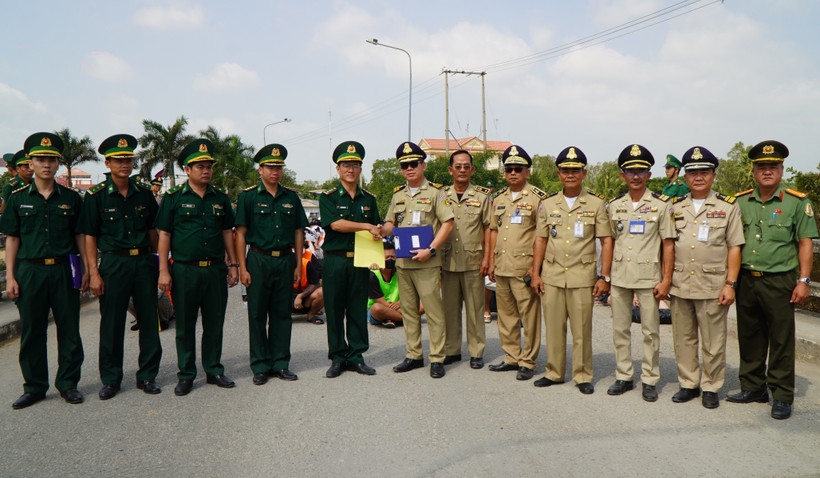 The handover ceremony at the Dinh Ba International Border Gate
