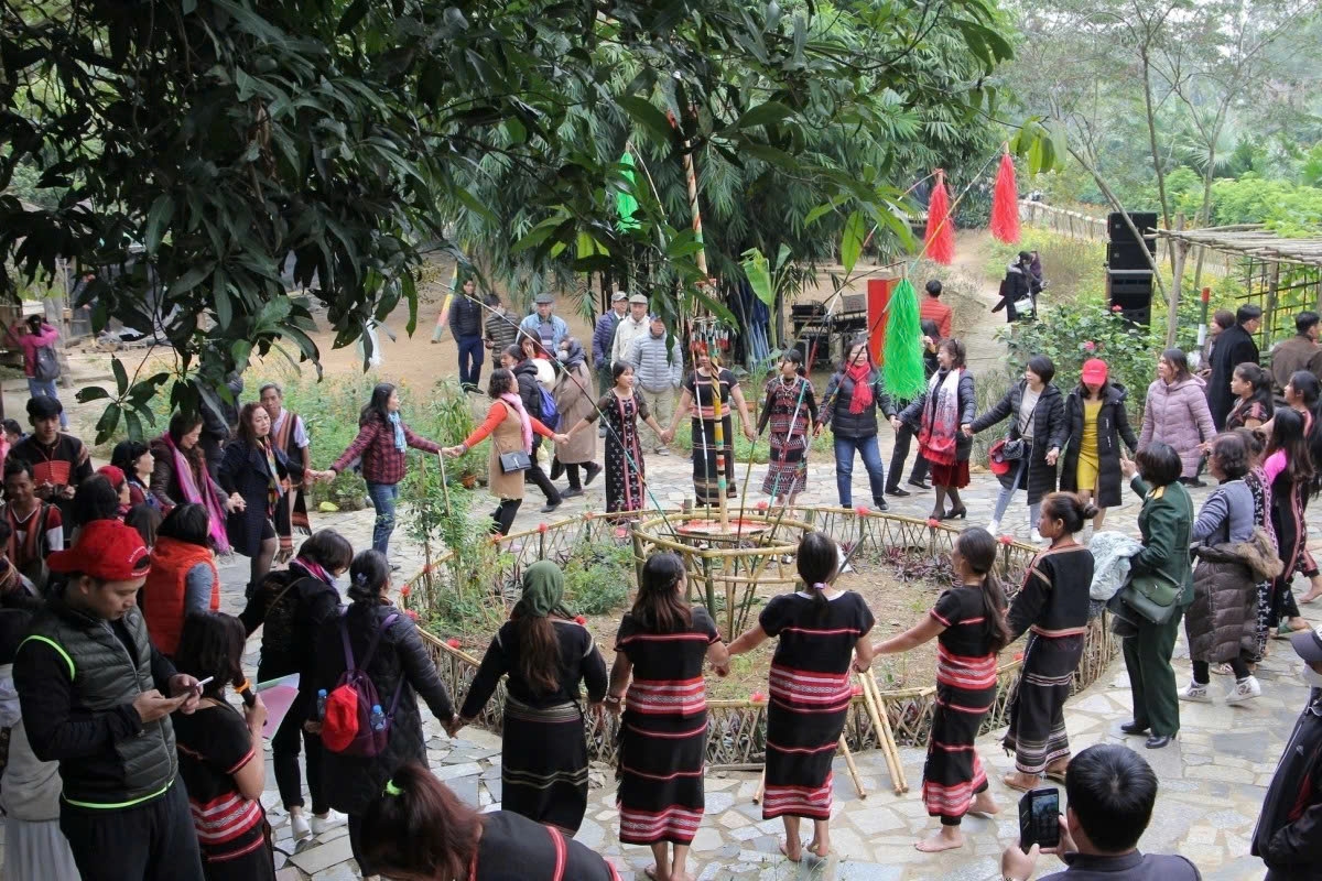 Locals and tourists take part in a performance of ethnic people in the Central Highlands region. (Photo: Vietnam National Village for Ethnic Culture and Tourism)
