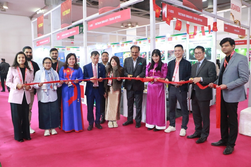 Bui Trung Thuong, Trade Counsellor of the Vietnamese Embassy in India (fourth from left), and Rakesh Kumar (fifth from right), Chairman of the India Exposition Mart, cut the ribbon to inaugurate the Vietnam pavilion. (Photo: VNA)