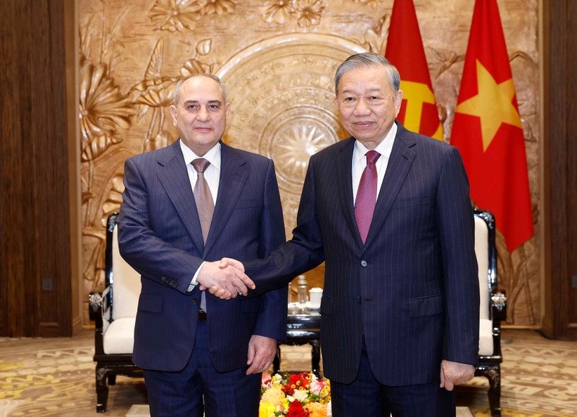 General Secretary of the Communist Party of Vietnam Central Committee To Lam (right) receives Deputy Chairman and head of the Central Office of the New Azerbaijan Party (YAP) Tahir Budagov in Hanoi on January 26. (Photo: VNA)