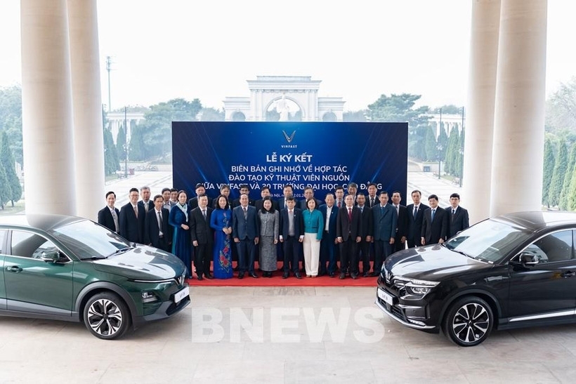 VinFast will provide each university with two electric cars, along with practical equipment and training materials on electric vehicle repair techniques that meet official standards