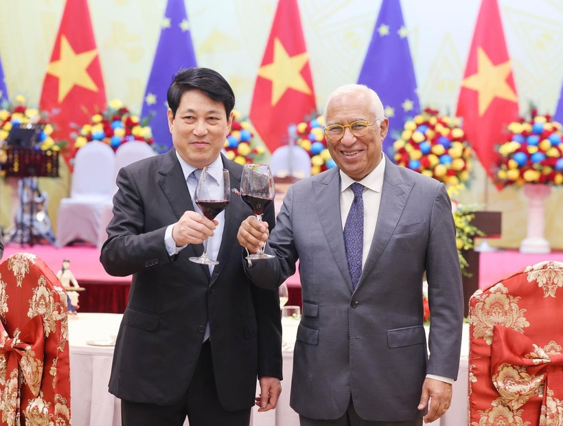 State President Luong Cuong (L) hosts a banquet in Hanoi on the evening of January 29 in honour of European Council President António Costa. (Photo: VNA)