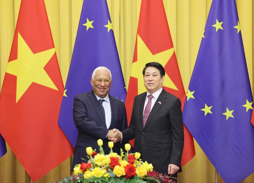 Vietnamese State President Luong Cuong (R) welcomes European Council President António Costa in Hanoi. (Photo: VNA)