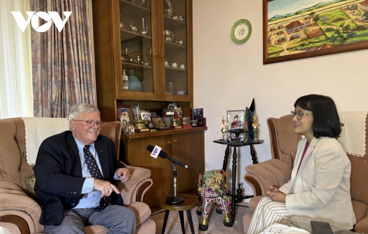 A VOV correspondent in Australia interviews Professor Carl Thayer