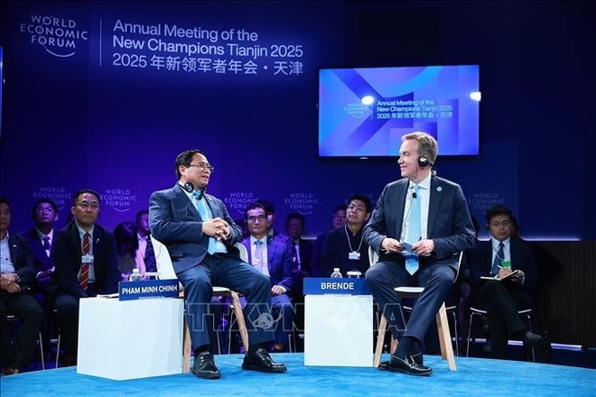 Prime Minister Pham Minh Chinh attends a policy dialogue with Borge Brende, President and CEO of the World Economic Forum (WEF). (Photo: VNA)