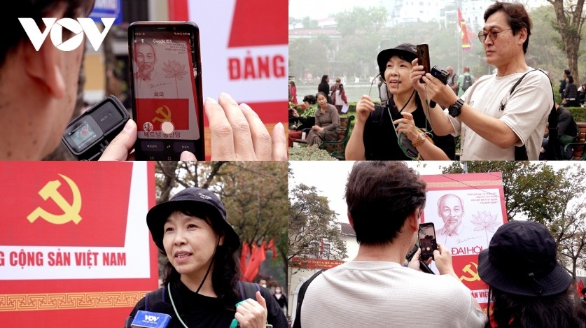 Yoon Jeongim and her husband closely study information about the 14th National Congress of the Communist Party of Vietnam