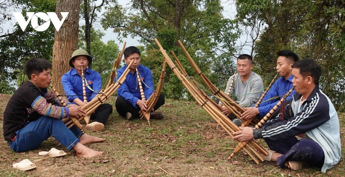 Young people in Mu Cang Chai commune enjoy practising the Khen panpipe in an attempt to preserve the traditional art genre