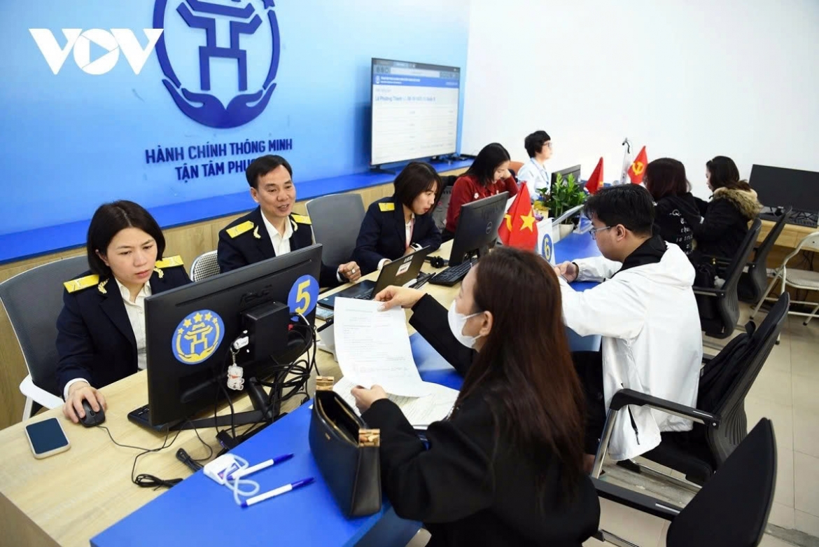 At the Public Administrative Service Centre No.4 in Hanoi, large numbers of residents arrive early in the morning on February 23 to complete administrative procedures.