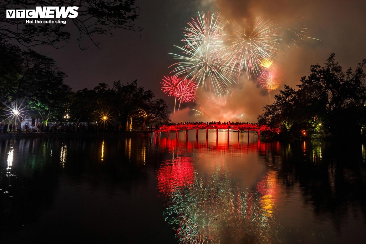 At exactly midnight on February 17, marking the start of the Lunar New Year 2026, fireworks displays across Hanoi are launched simultaneously, illuminating the capital’s skyline with brilliant bursts of colour.