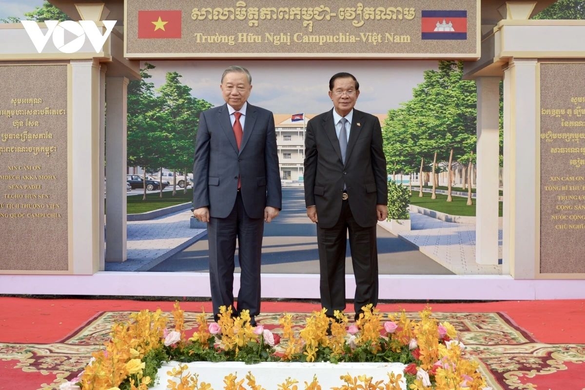 Communist Party of Vietnam General Secretary To Lam and Cambodian People’s Party President Hun Sen attend the groundbreaking ceremony for the Cambodia–Vietnam Friendship School. The school that currently comprises 11 buildings with 54 classrooms will be expanded with two multipurpose administrative buildings, eight primary and secondary school blocks totaling 200 classrooms, two canteens and auxiliary facilities.