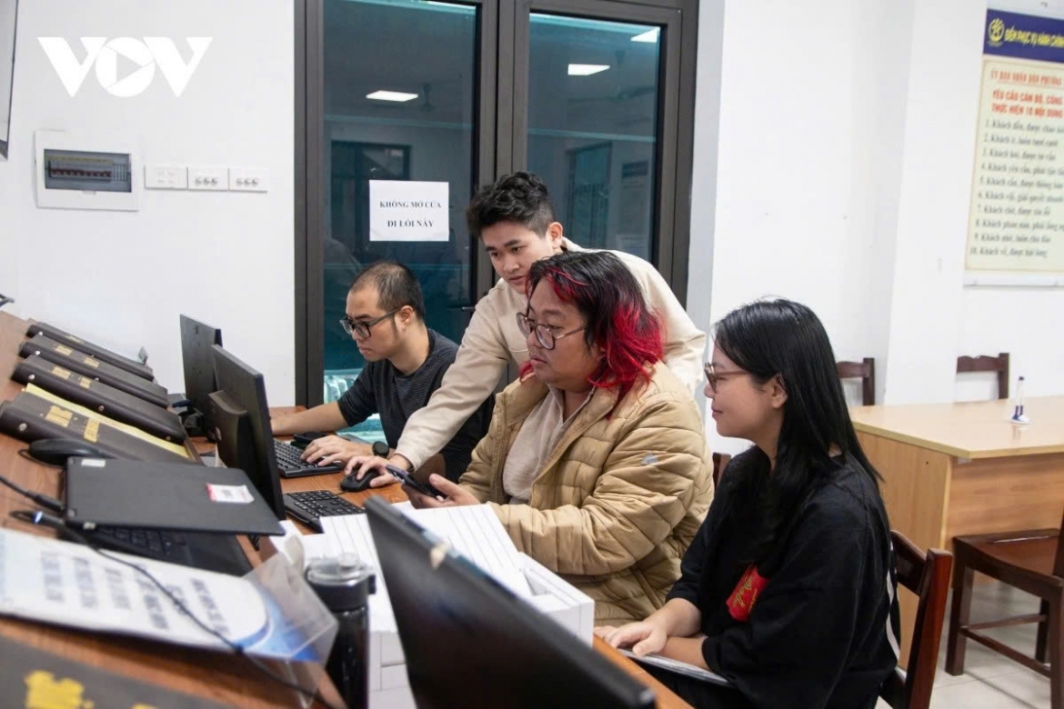 “I am given clear instructions on how to complete my daughter’s birth certificate. The procedures are quite simple and straightforward. The online portal is user-friendly and efficient, and I do not have to wait long. The staff are very supportive and welcoming,” says Dao Thuy Trang, a resident of Thanh Xuan ward.