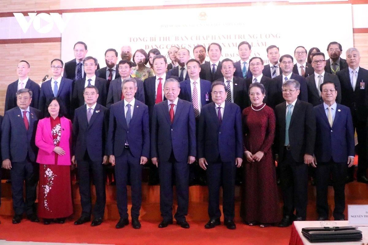 During his stay, Party chief To Lam meets staff of the Vietnamese Embassy and representatives of the Vietnamese community living and studying in Cambodia.