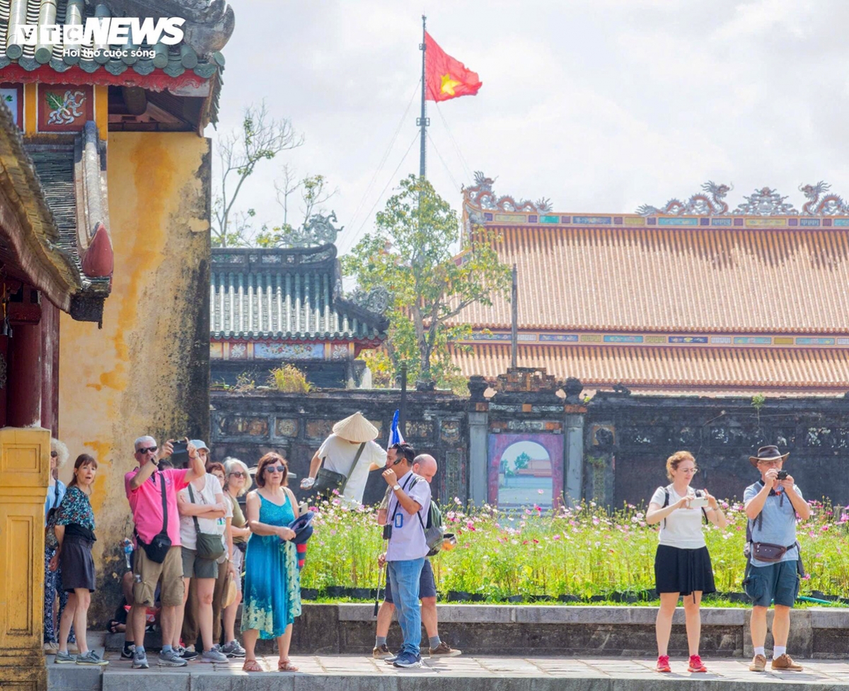 These days, the Hue Imperial Citadel is hosting lion and dragon dance performances along with traditional martial arts demonstrations, that remain key highlights for spring visitors to the former imperial capital.
