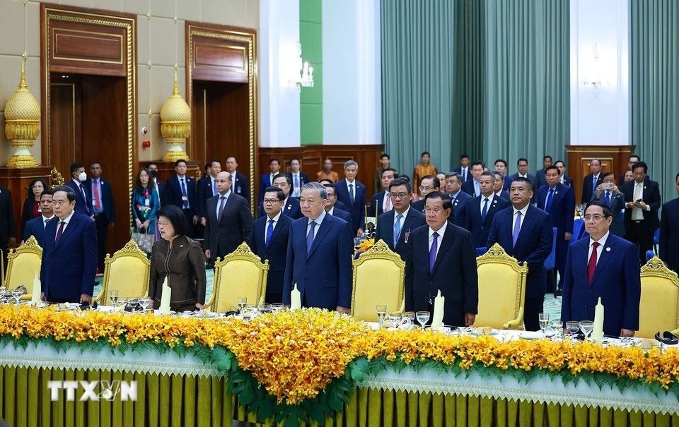Cambodian Senate President Hun Sen hosts a state banquet at the Senate headquarters in Phnom Penh in honour of Party chief To Lam and his encourage on a state visit to Cambodia.