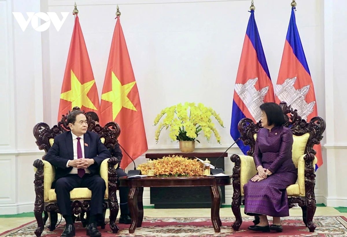 Vietnamese National Assembly Chairman Tran Thanh Man meets with Cambodian National Assembly President Khuon Sudary. The two sides agree to further strengthen political trust, maintain regular parliamentary exchanges to share experience in legislation, supervision and decision-making on key national issues, coordinate activities marking the 60th anniversary of Vietnam–Cambodia diplomatic ties in 2027, and promote people-to-people diplomacy.