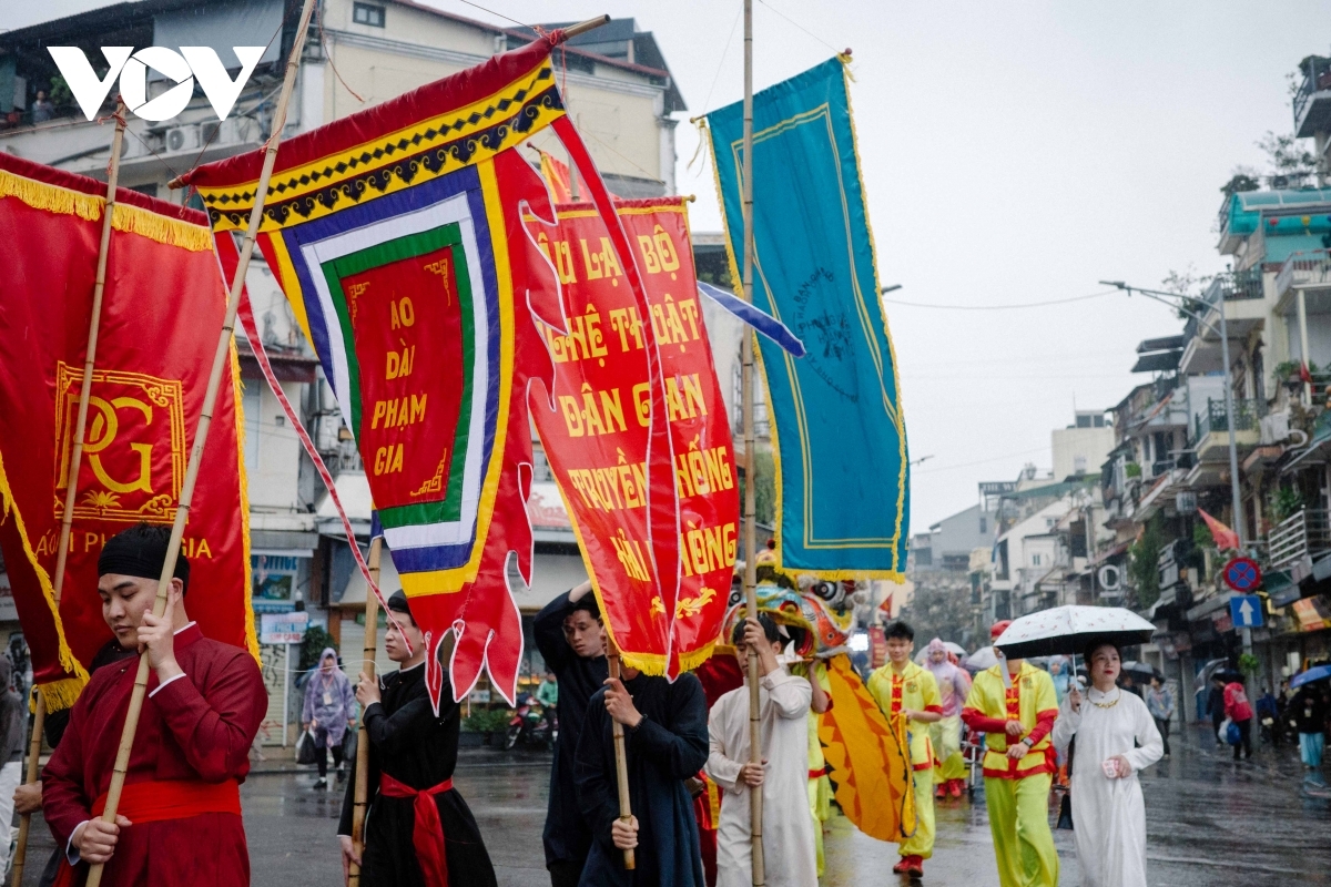 The procession’s journey through the streets not only creates a vibrant festival scene, but also highlights the intergenerational continuity of culture, spreading a message of heritage preservation and respect for national cultural identity.