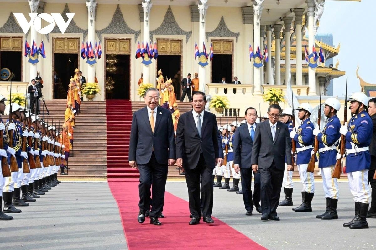Senate President and CPP President Samdech Techo Hun Sen, acting on behalf of King Norodom Sihamoni, presides over the official welcoming ceremony for the Vietnamese leader at the Royal Palace in Phnom Penh.