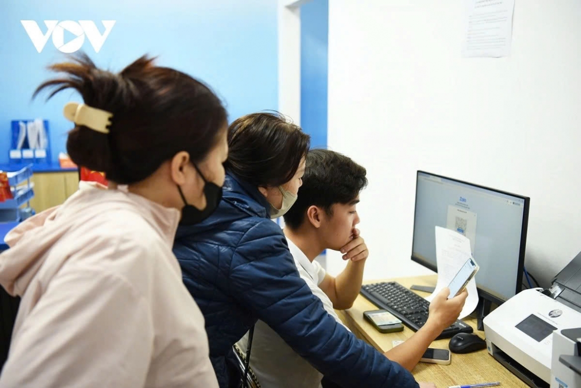 Civil servants assist residents in navigating online procedures on the administrative system, helping them complete required steps electronically.