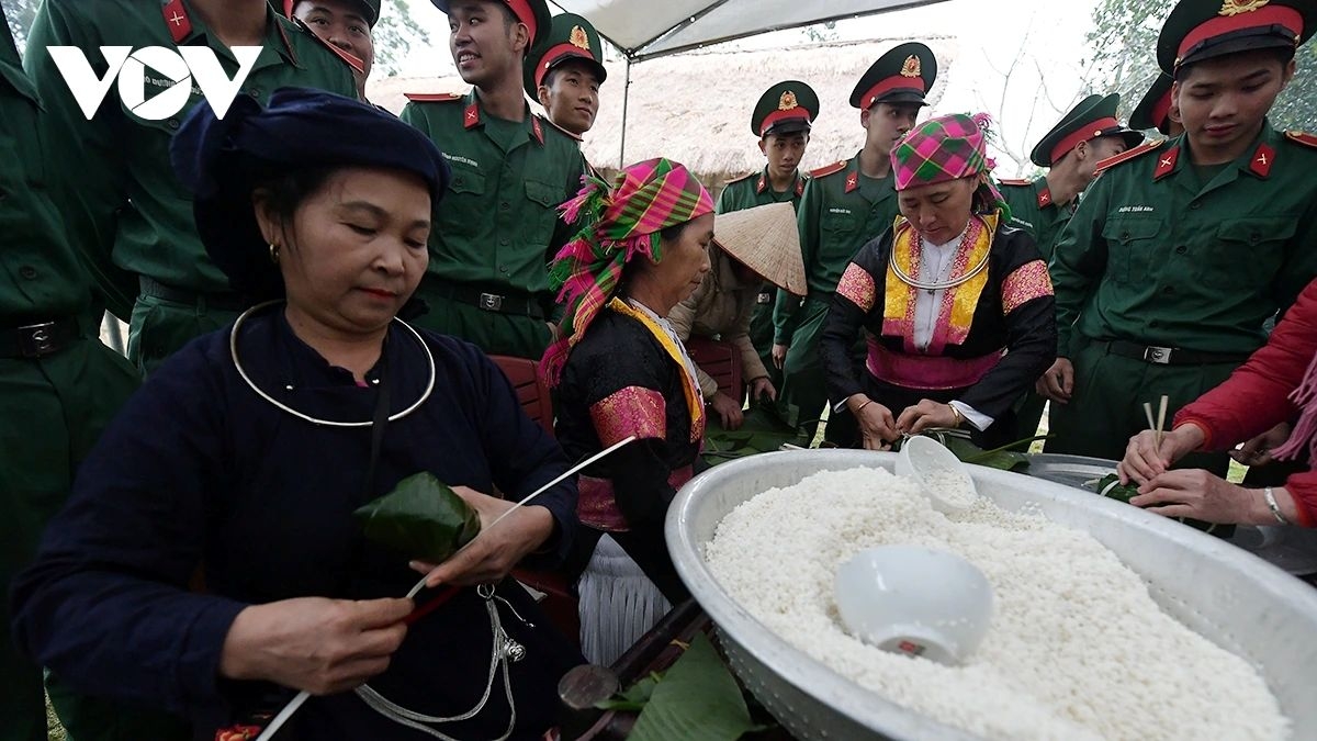 Bánh chưng (Chưng Cake) is an indispensable dish for the Lunar New Year holiday. The programme is an annual activity at the village, centred on making the cake and distributing Tet gifts to disadvantaged families.