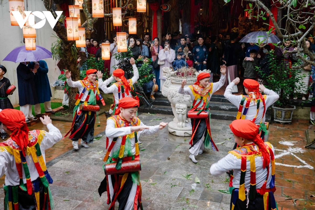 The Bồng Triều Khúc dance, featuring the iconic character known as “con đĩ đánh bồng,” draws widespread attention from spectators. Young men, transformed into maidens in traditional attire, perform graceful and lively movements while beating the bong drum. Originating from Trieu Khuc Village in Thanh Tri District, Hanoi, this distinctive folk dance embodies prayers for good harvests and blessings, while expressing the joyful spirit of traditional festivals.