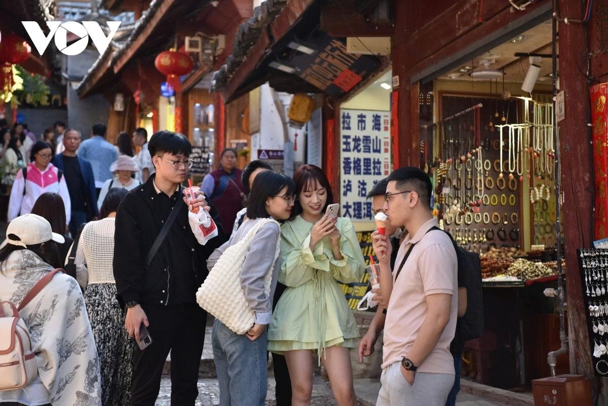 Vietnamese tourists in the ancient town of Lijiang, China