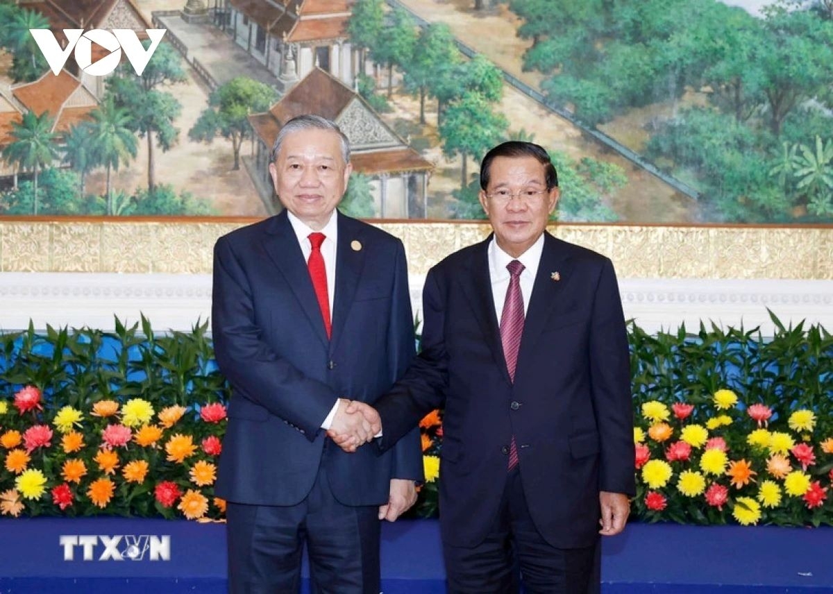 During talks held shortly after the welcoming ceremony, the two leaders vow to further strengthen Vietnam – Cambodia relations based on good neighbourliness, traditional friendship and comprehensive, long-term cooperation. The two sides also exchange views on development goals and orientations, agreeing to enhance coordination among Vietnam, Cambodia and Laos.