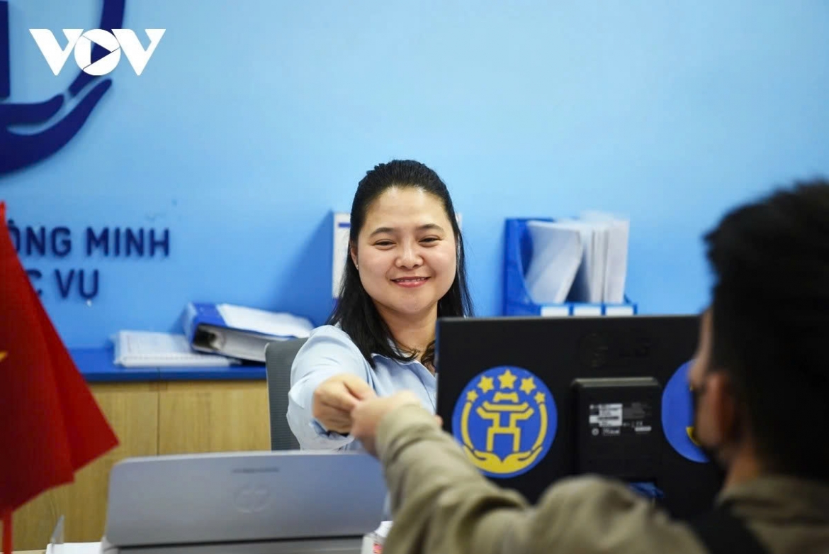 “Currently, most procedures are carried out via the National Public Service Portal. For elderly citizens or those who face difficulties with online steps, we have staff on hand to provide dedicated guidance to ensure the process is smooth and efficient,” says Hoang Thi Thu Ha, a staff member of the Public Administrative Service Centre No. 4.