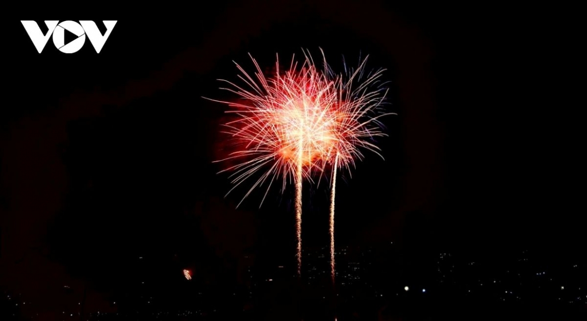 The capital há set up 11 high-altitude fireworks sites featuring synchronised low-level pyrotechnics, along with 23 additional low-altitude display points throughout the city.