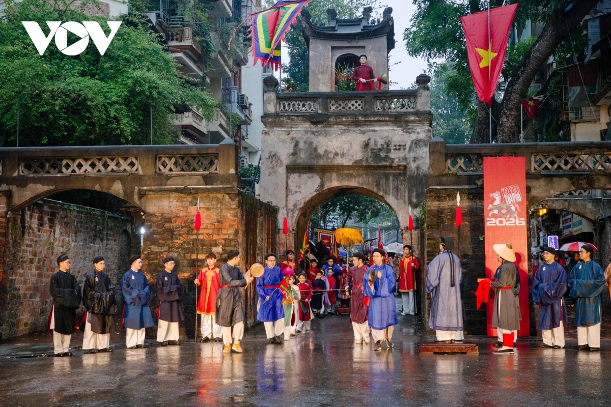 The traditional procession moves solemnly through O Quan Chuong Gate, recreating the image of ceremonial escorts entering the ancient capital of Thang Long. Amid vibrant banners and the echoing sound of festival drums, participants dressed in traditional costumes proceed slowly through the historic gate, drawing large crowds of residents and visitors.
